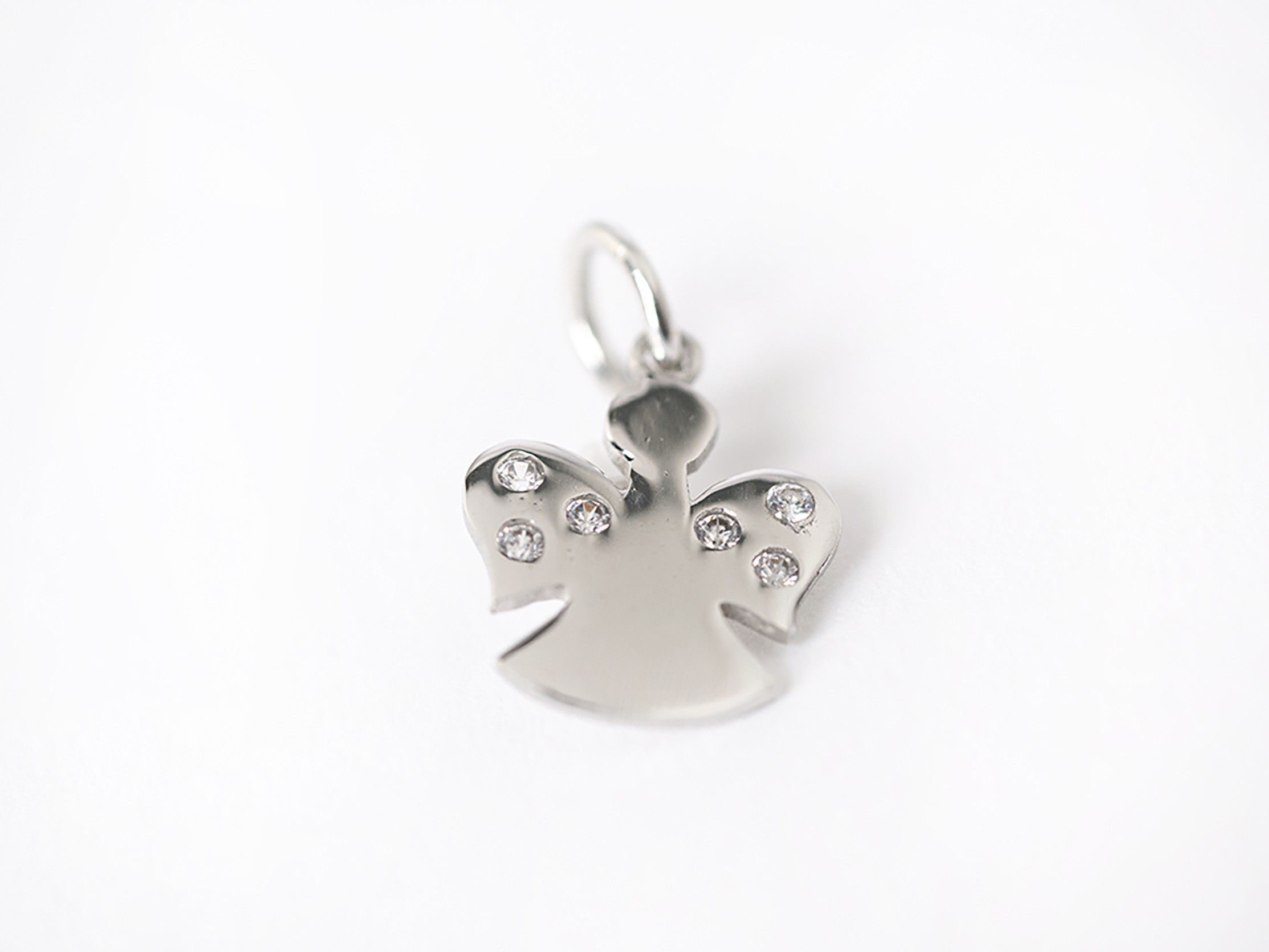 Dije de ángel en oro blanco