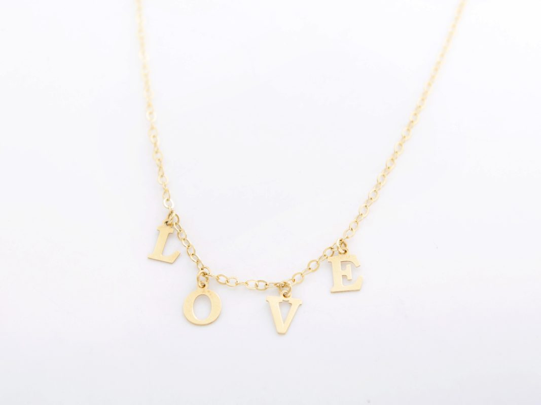 Collar LOVE en oro amarillo