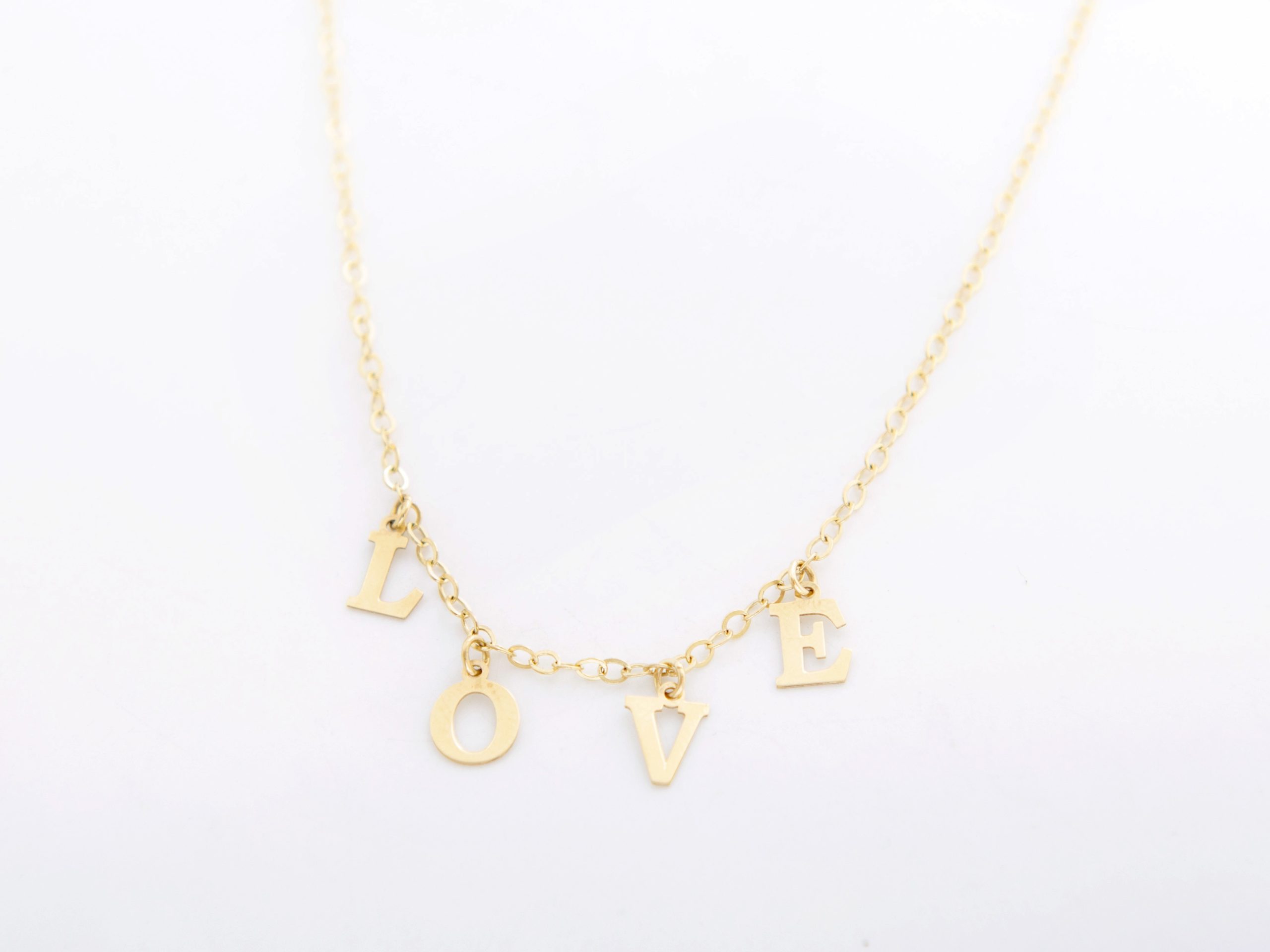 Collar LOVE en oro amarillo