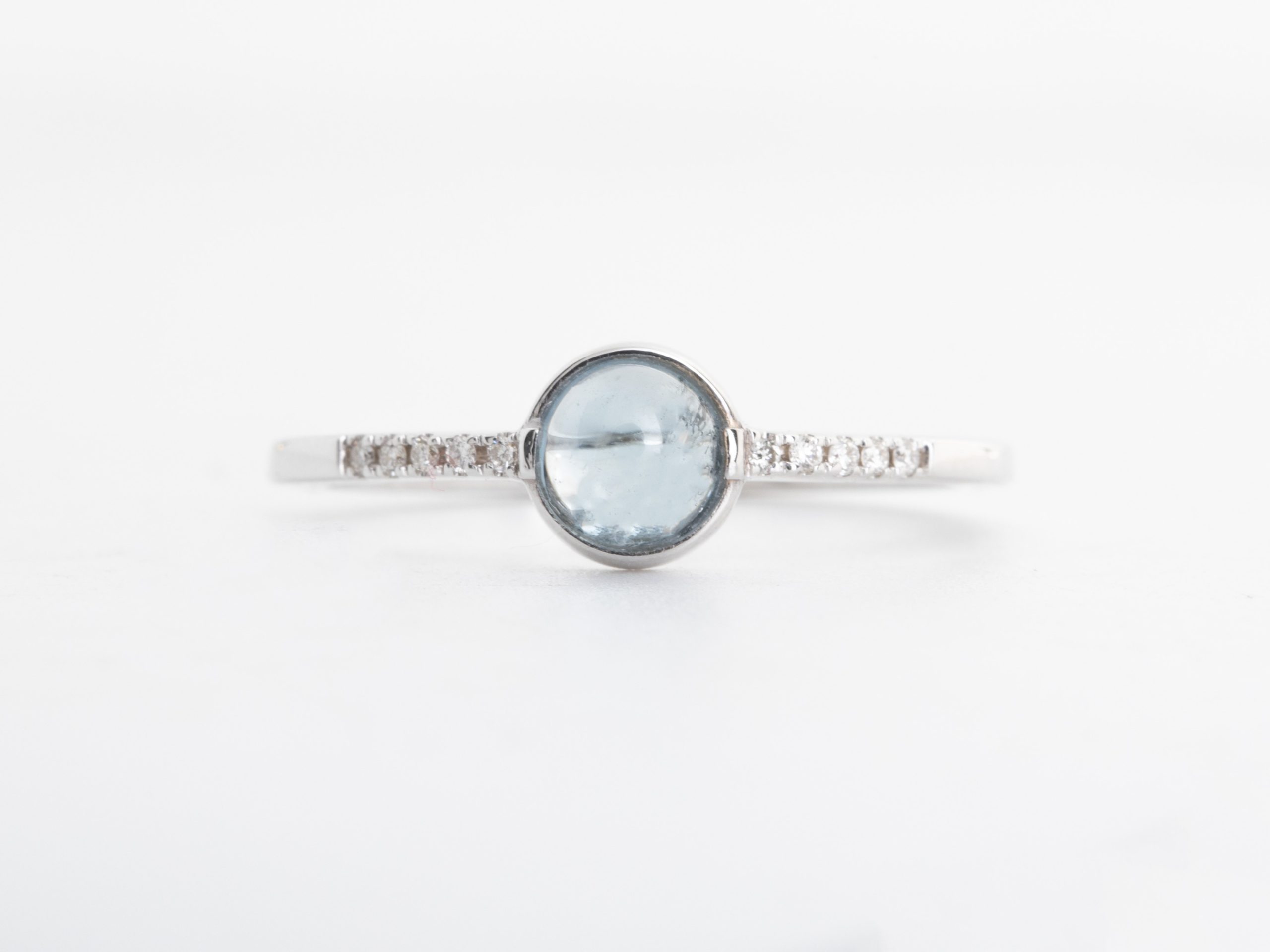 Anillo Amaia con topacio en oro blanco