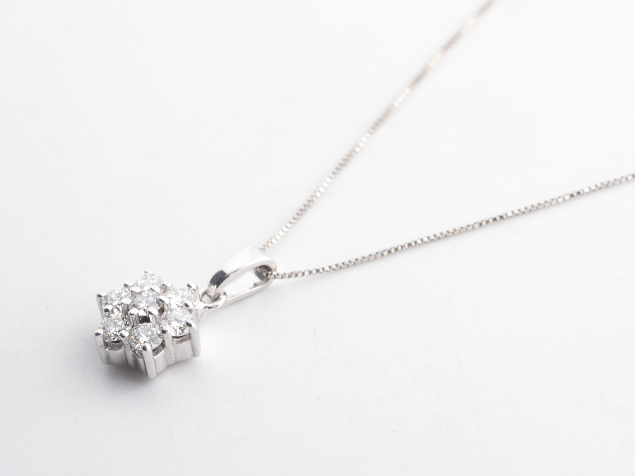 Collar roseta con diamantes
