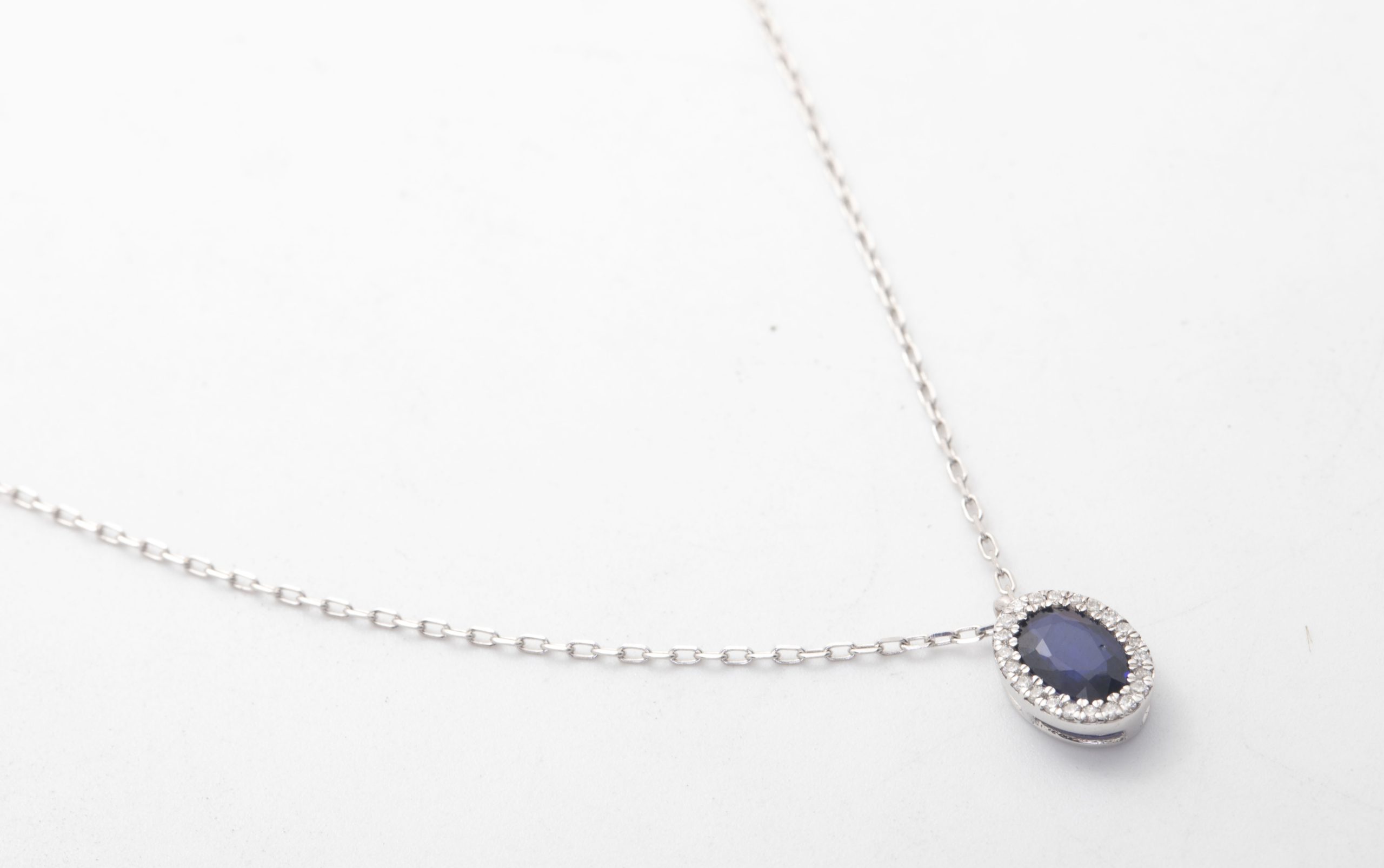 COLLAR CON BRILLANTES Y ZAFIRO