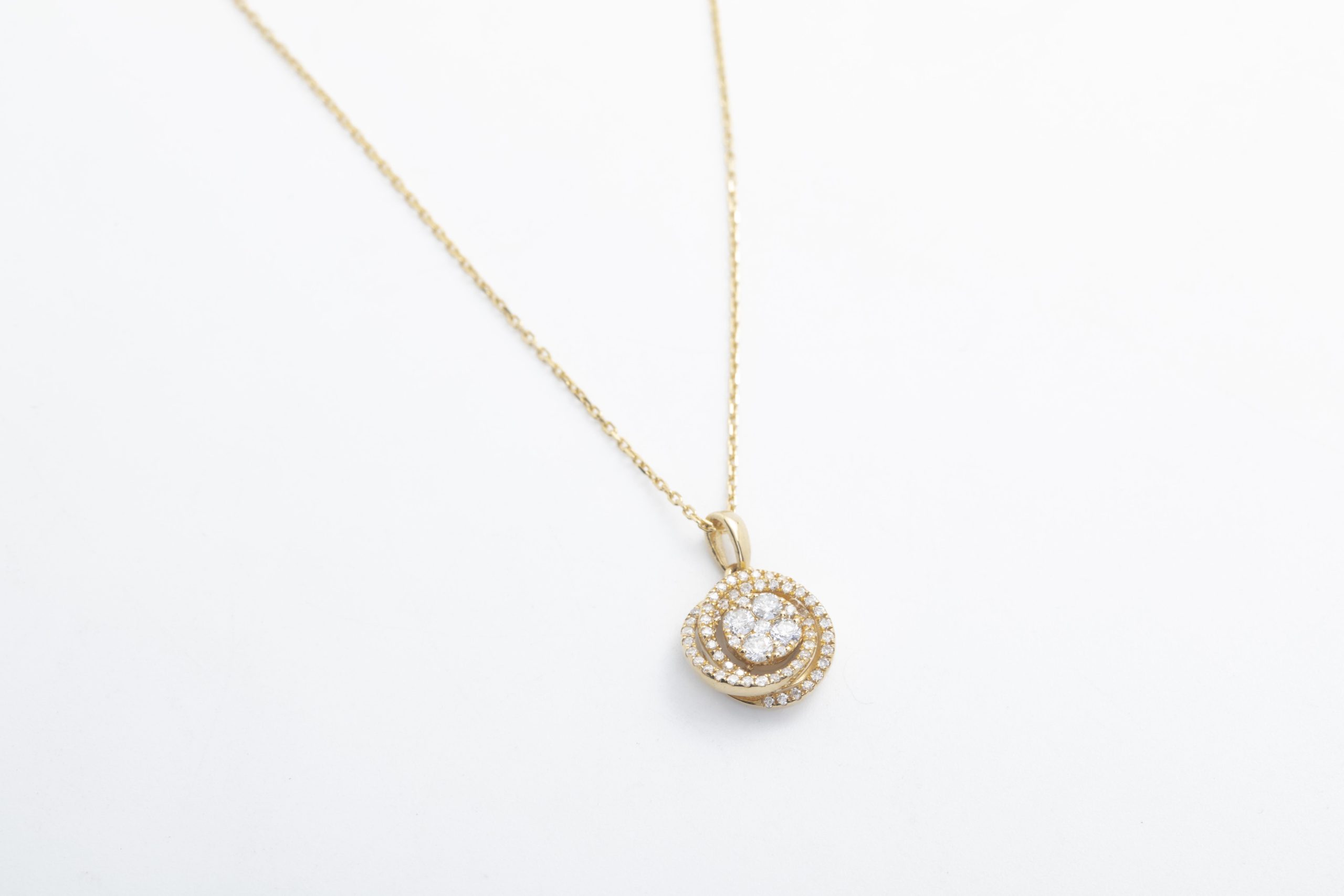 Collar con diamantes en oro amarillo