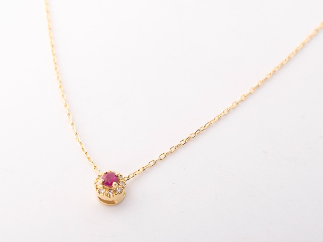 Collar con rubí y brillantes