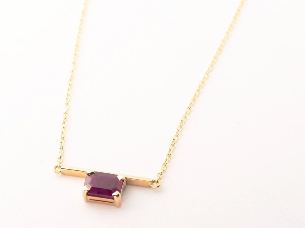 Collar con rubí en oro amarillo