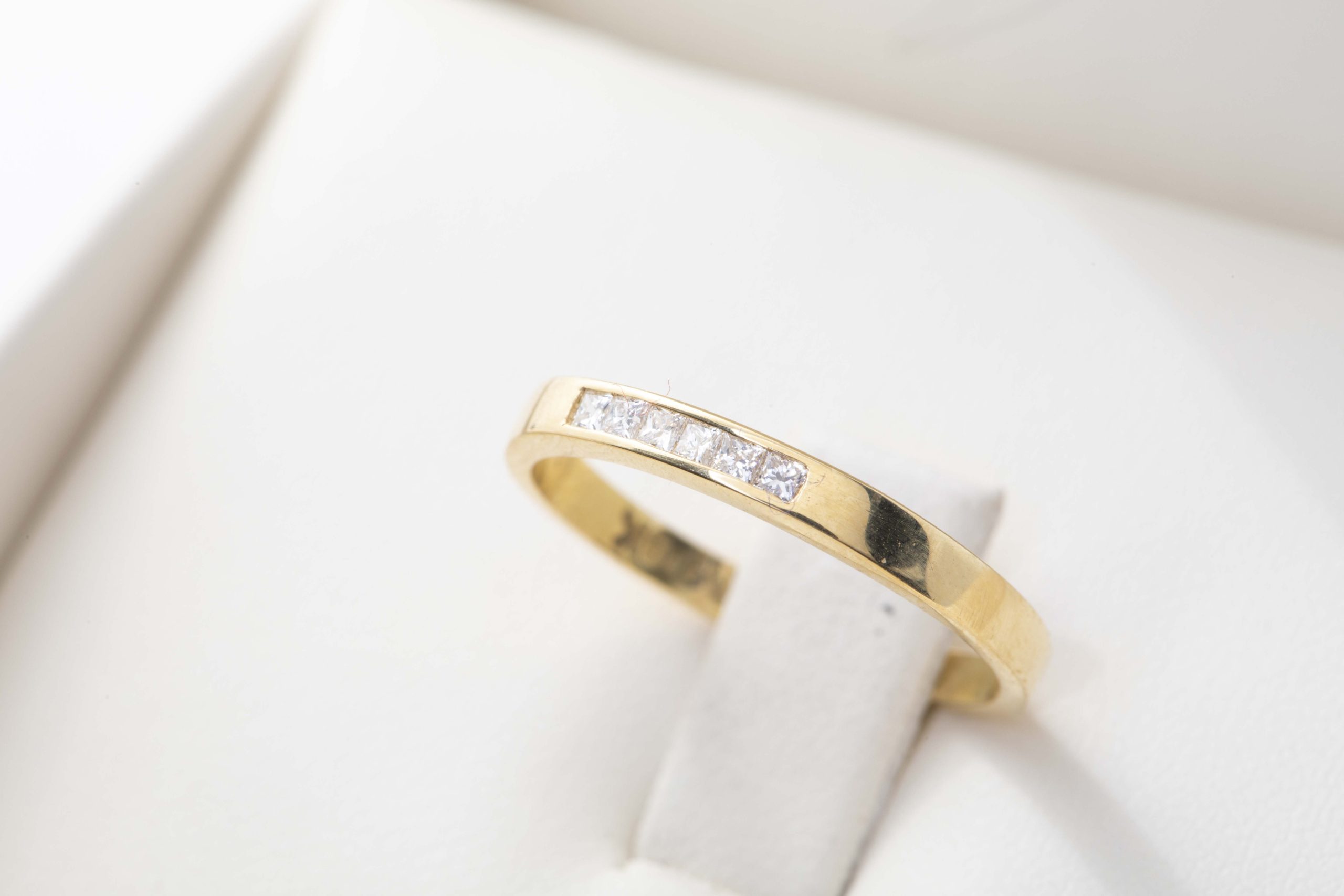Anillo con diamantes en oro amarillo