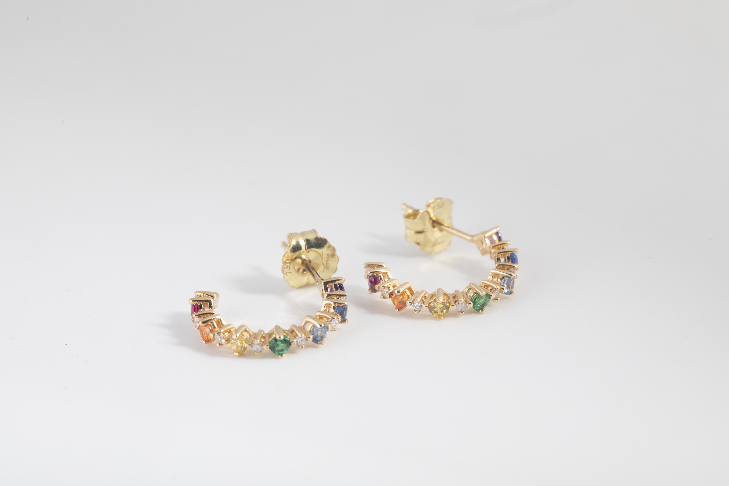 Aretes argolla arcoiris en oro amarillo
