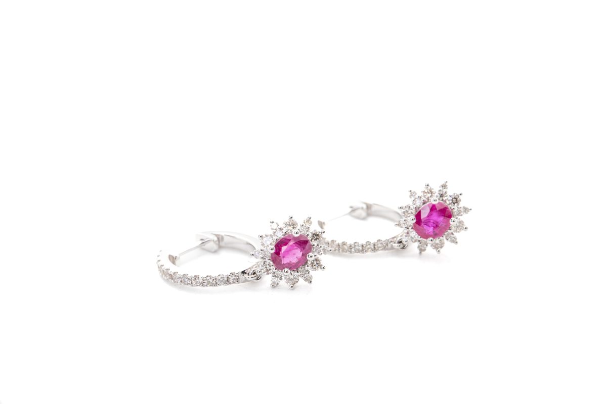 Aretes con brillantes y rubíes