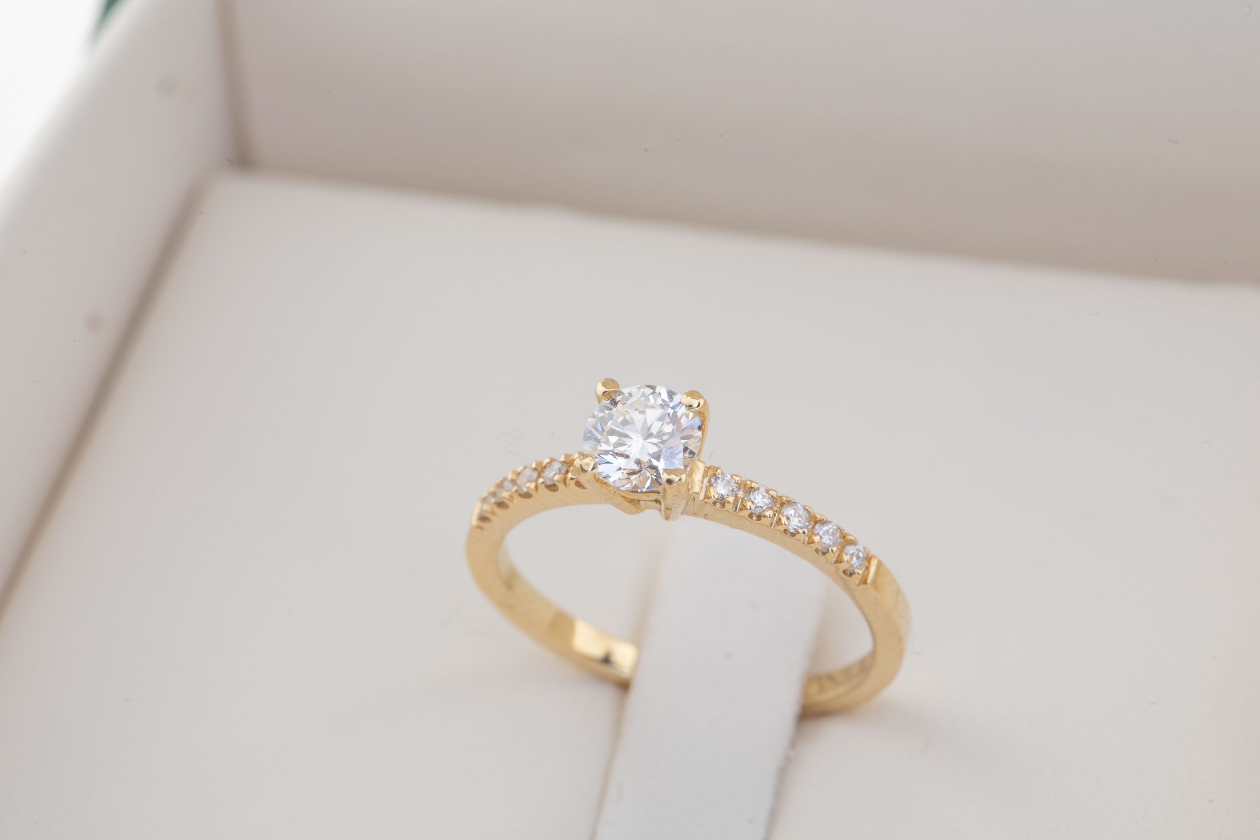 Anillo de compromiso con brillante 0.50ct