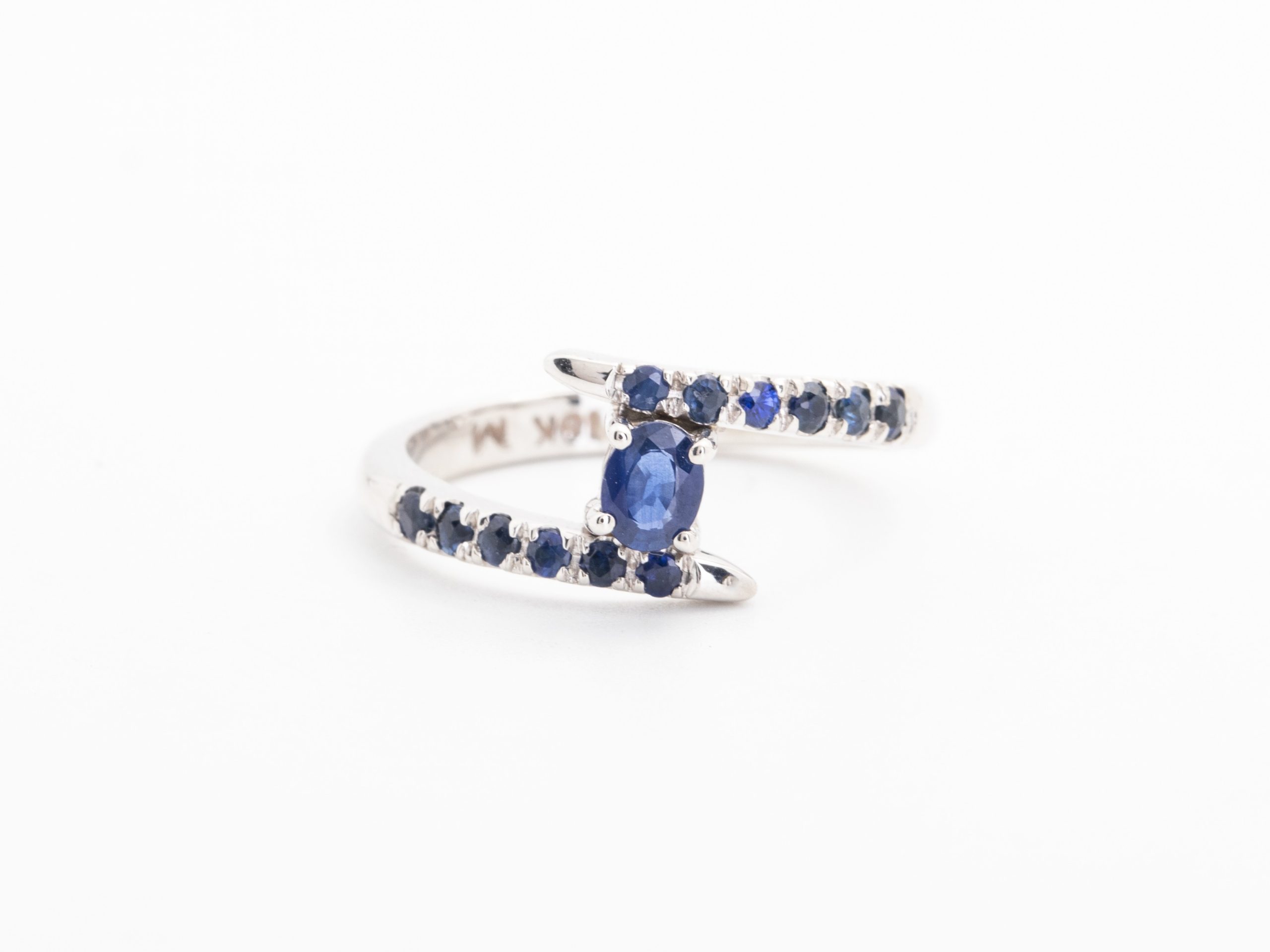 Anillo con zafiros en oro blanco