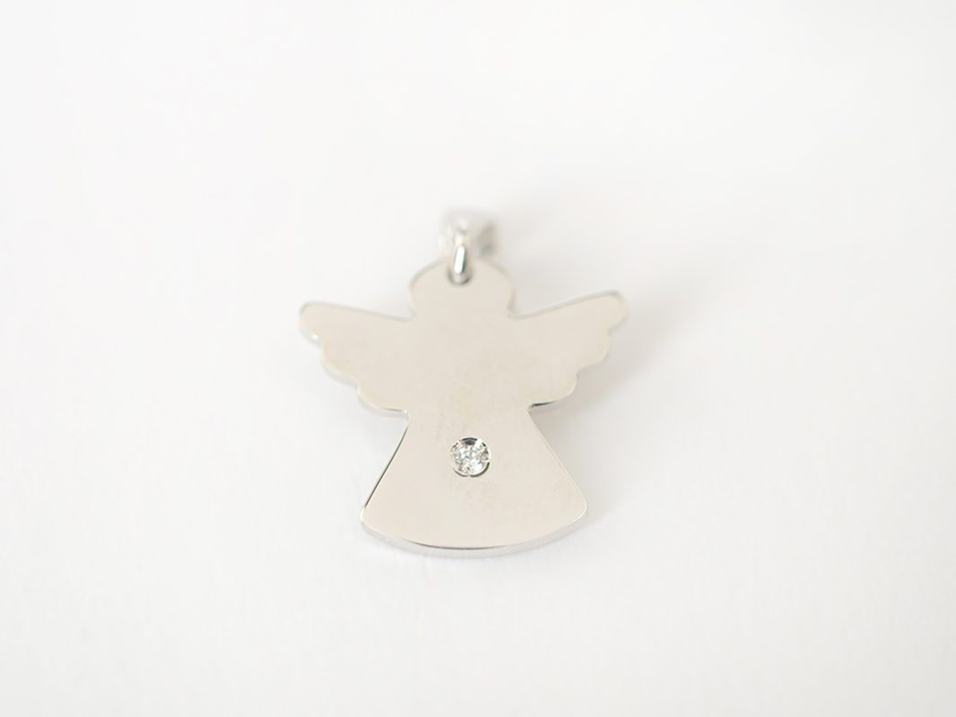 Dije de ángel en oro blanco