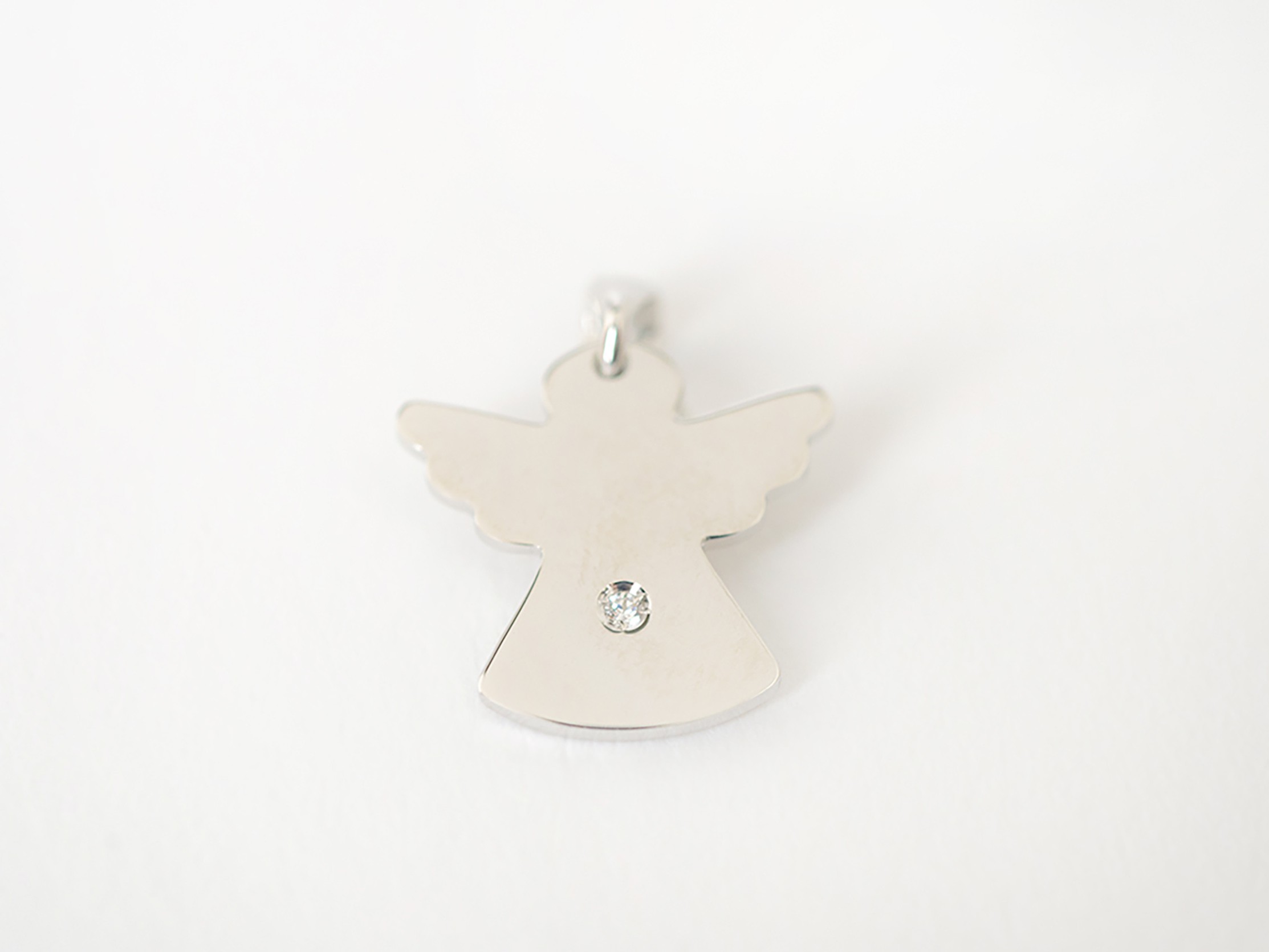 Dije de ángel en oro blanco