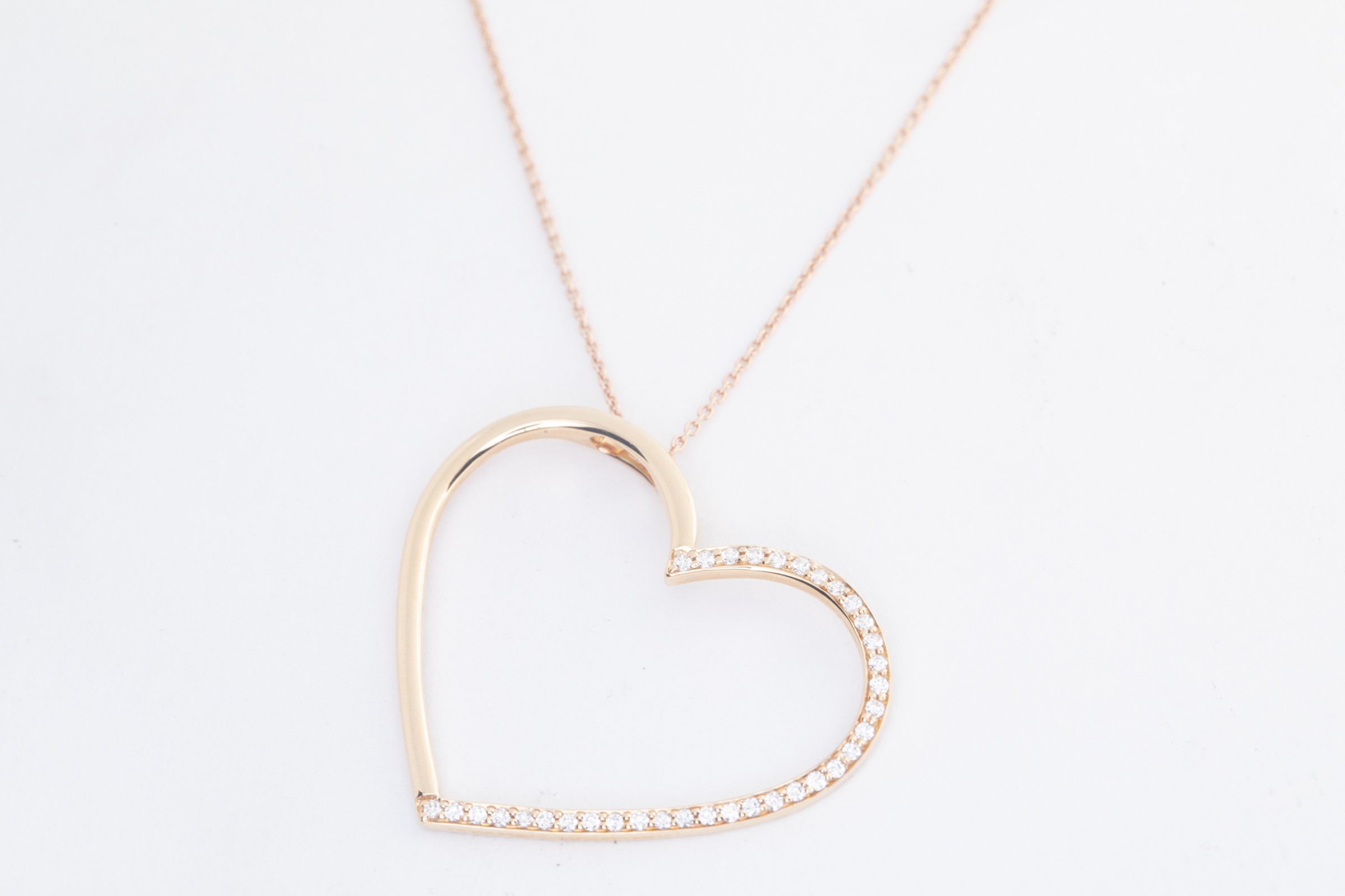 Collar de corazón con brillantes