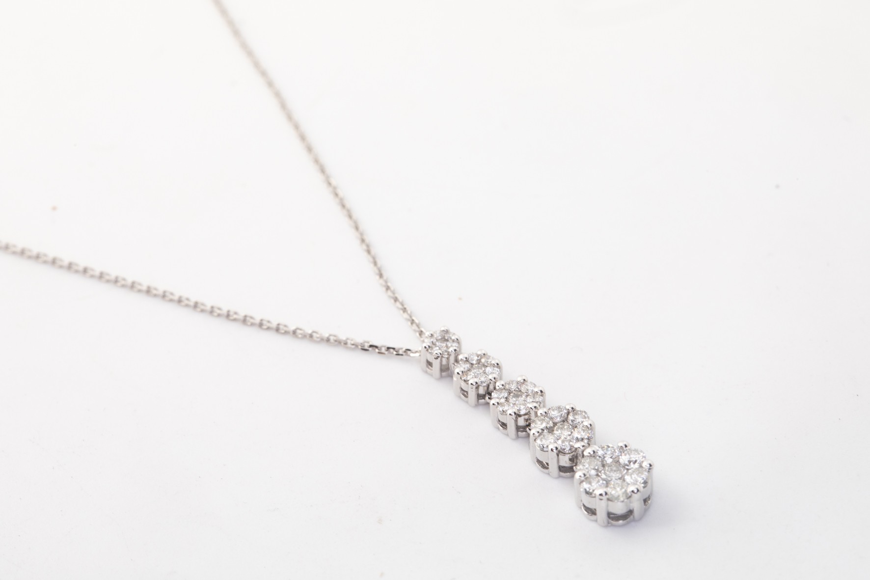 Collar con dije de brillantes en oro blanco