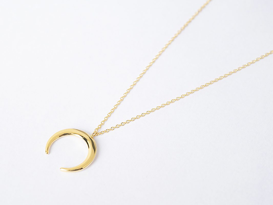 Collar media luna en oro amarillo