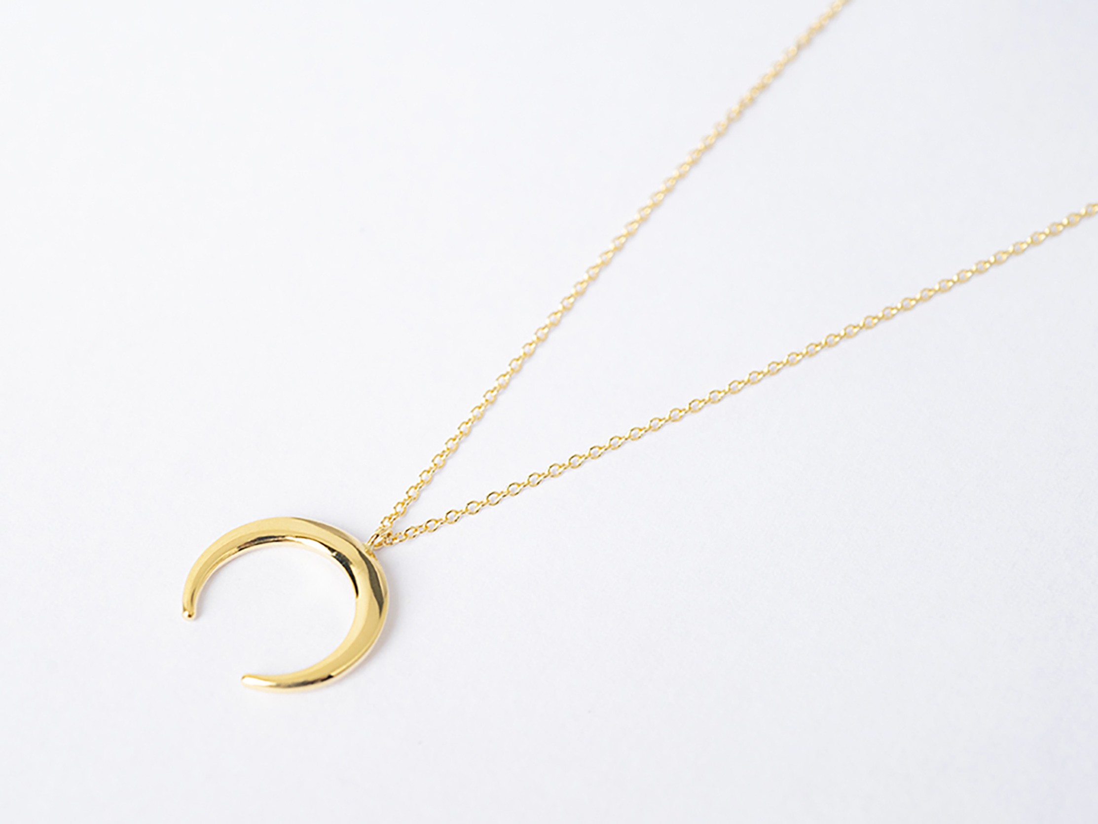 Collar media luna en oro amarillo