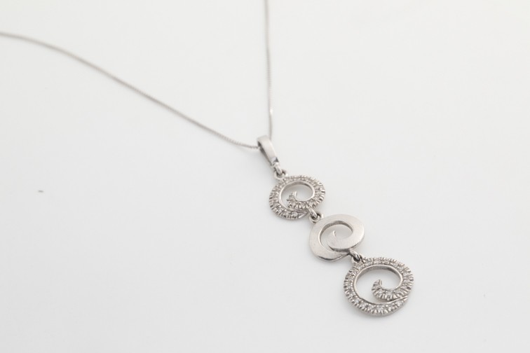 Collar círculos con brillantes