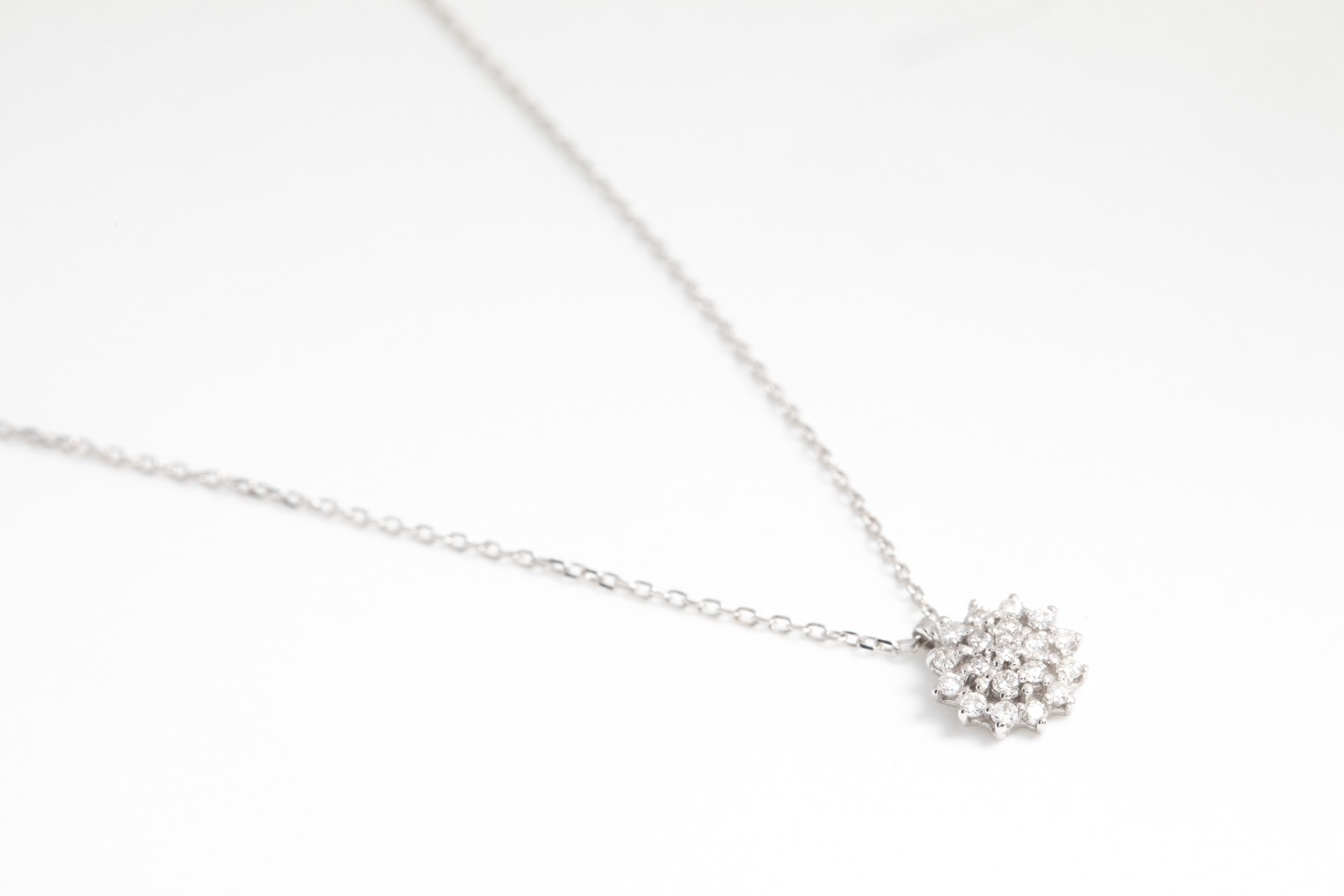Collar roseta de brillantes en oro blanco