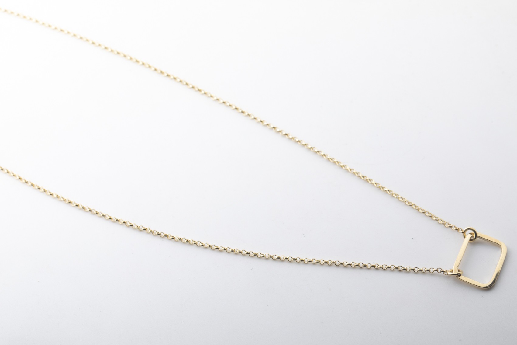 Collar con rectángulo en oro amarillo