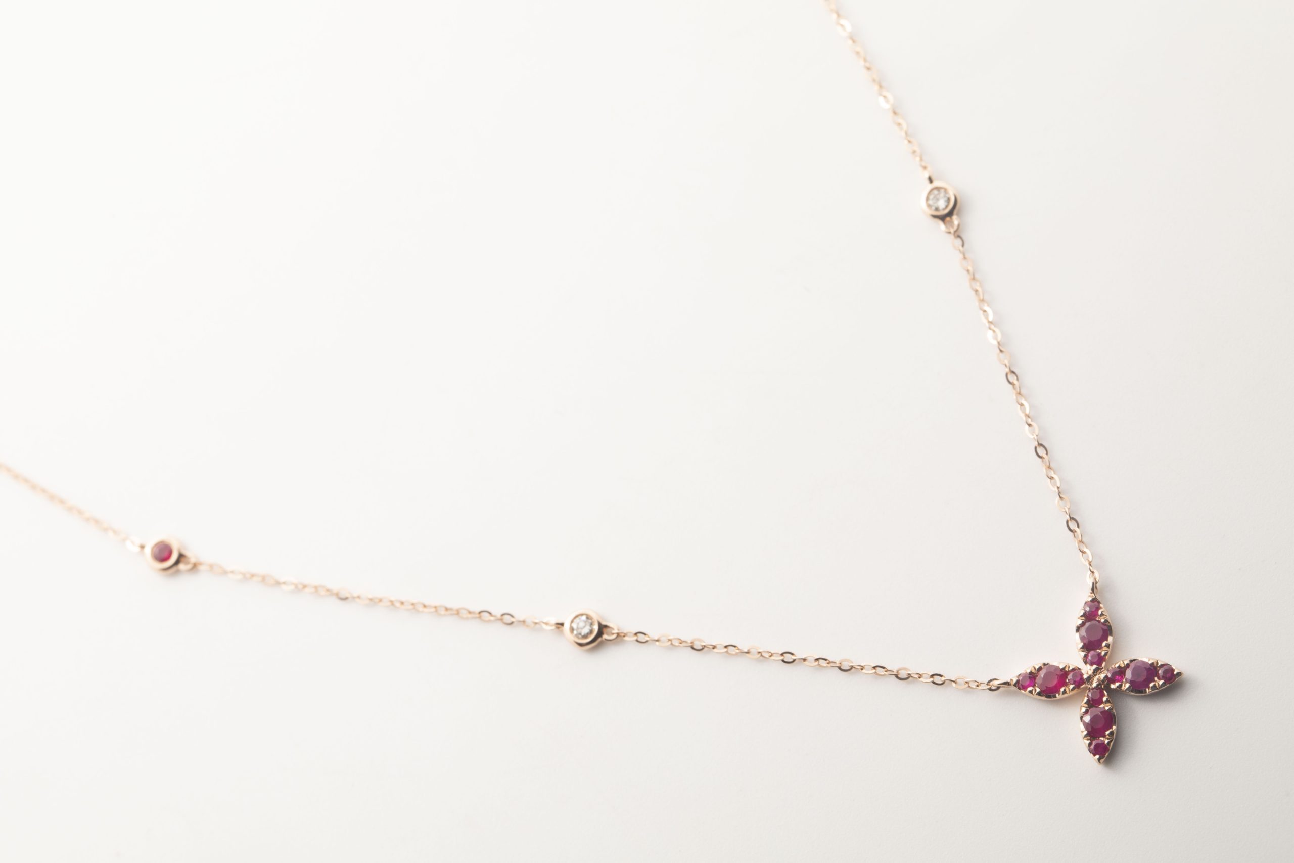 Collar con rubís y brillantes