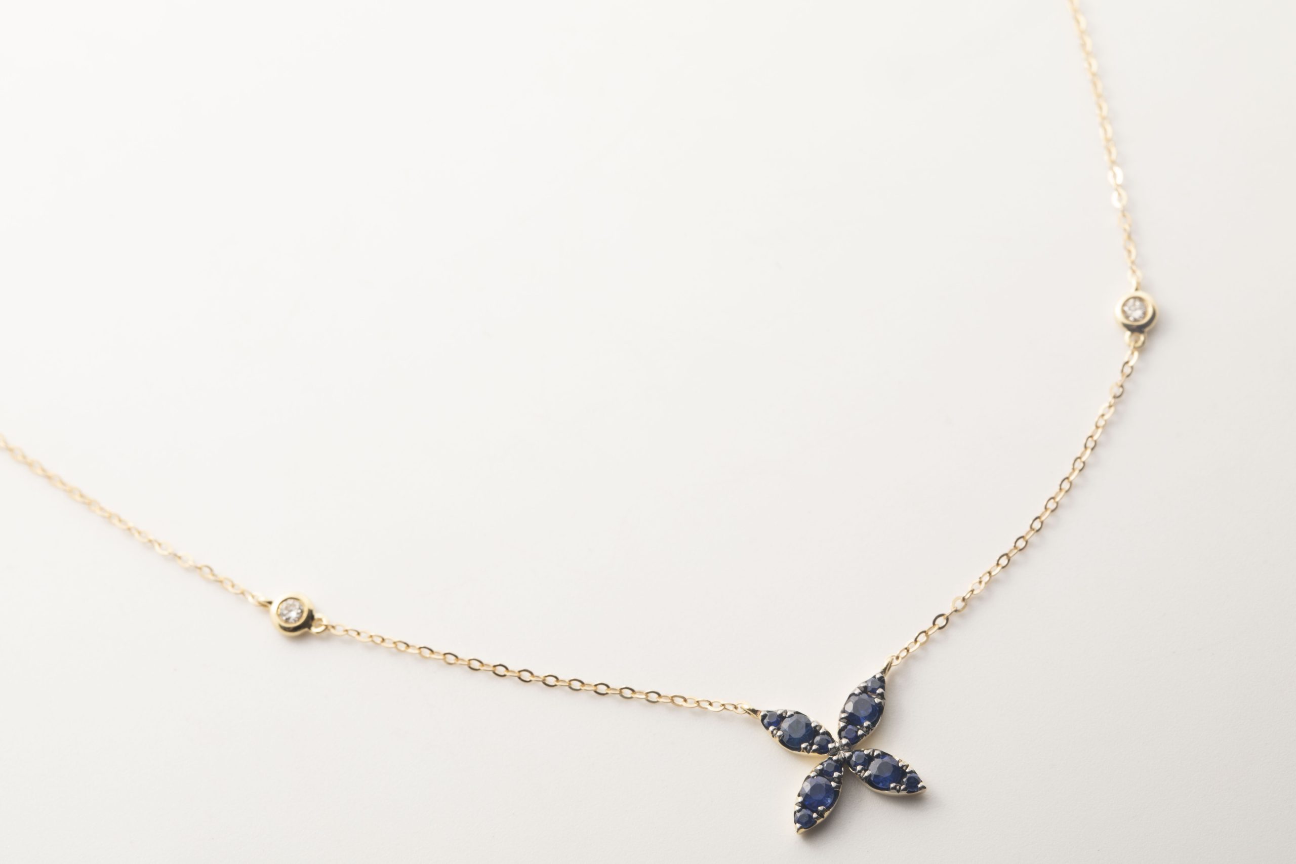 Collar con zafiros y brillantes
