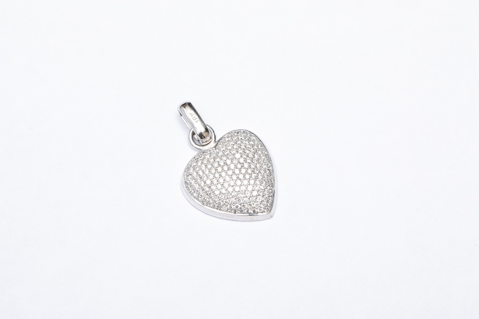 Dije de corazón con brillantes