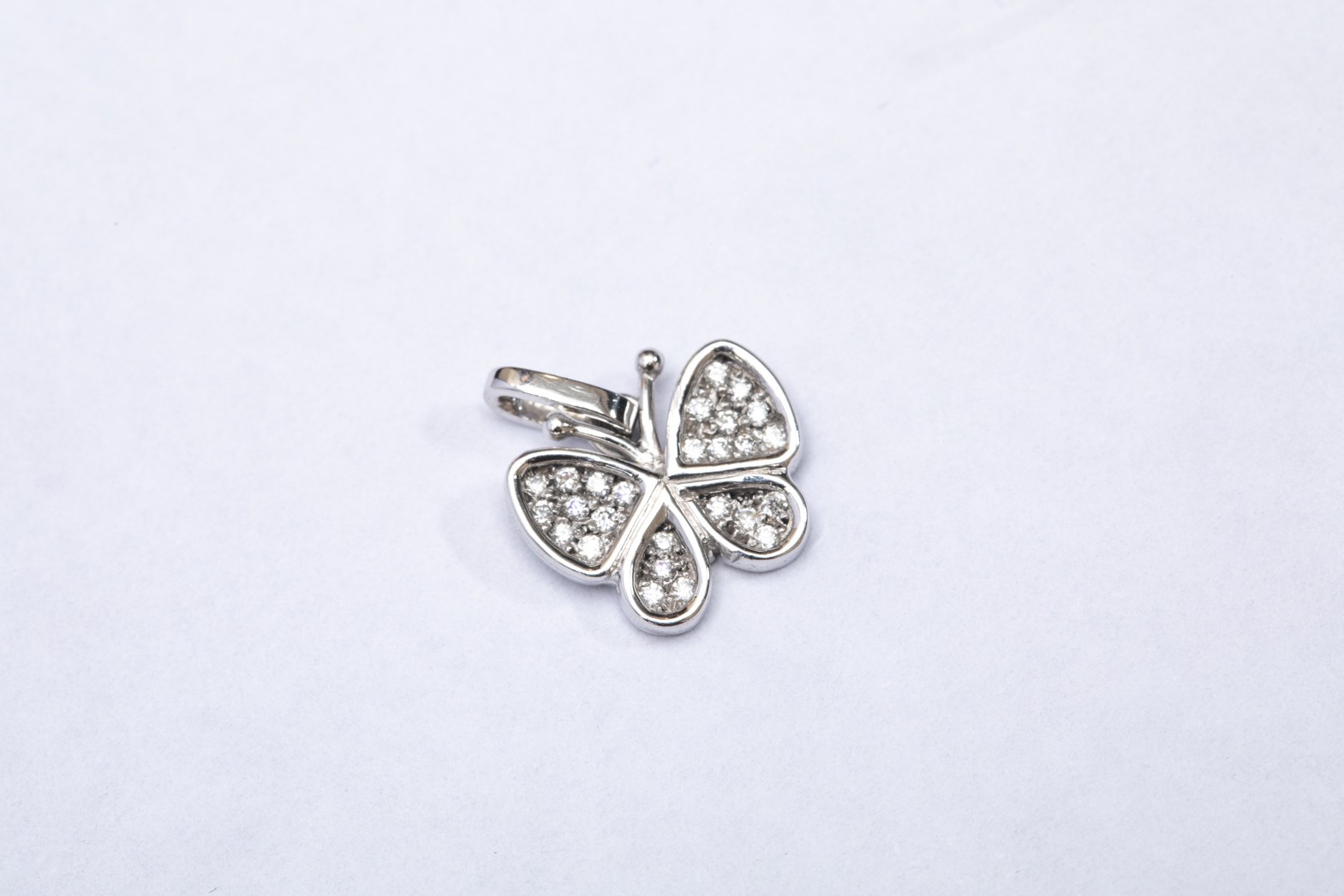 Dije de mariposa con brillantes