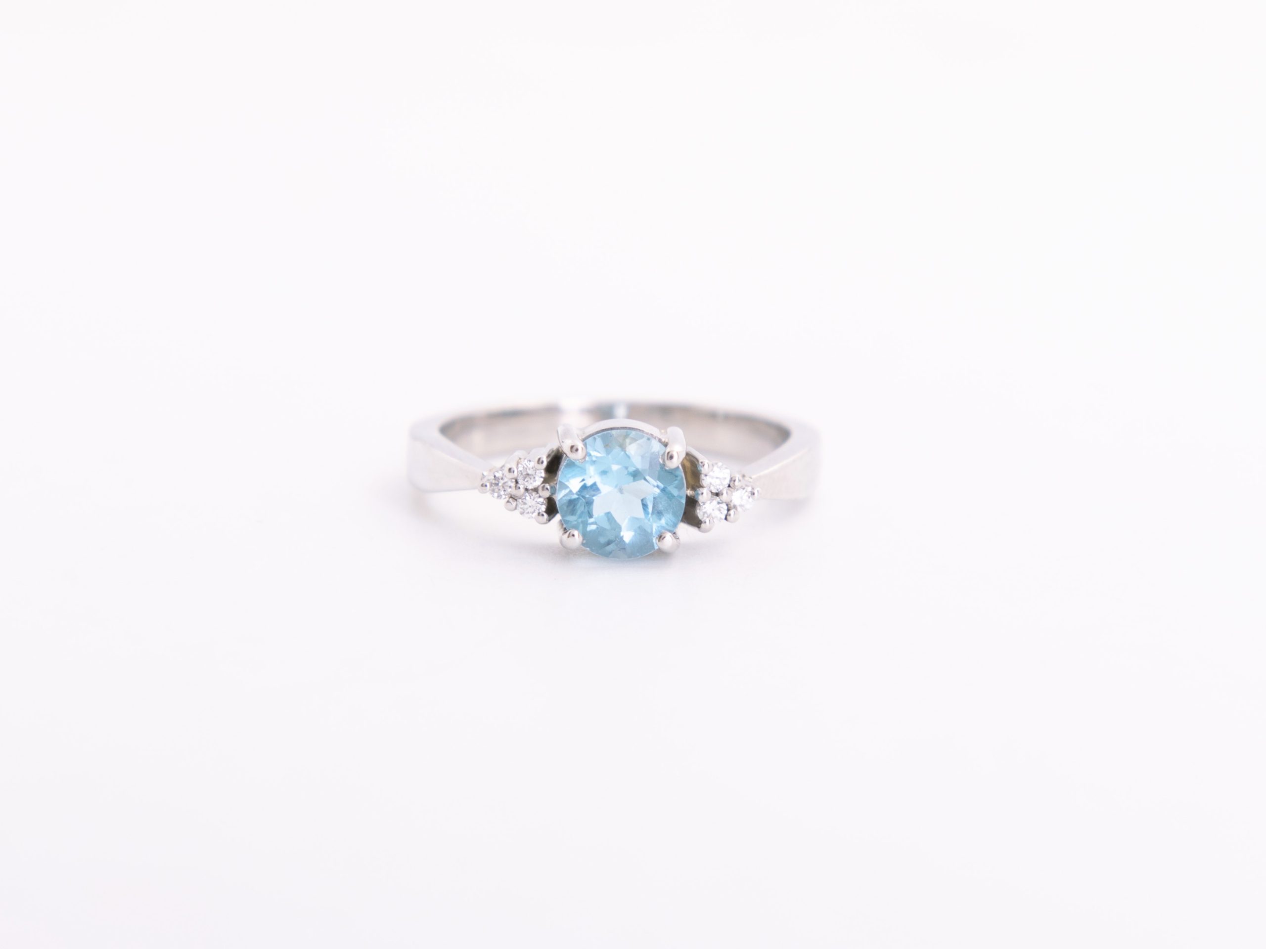 Anillo con un topacio y diamantes