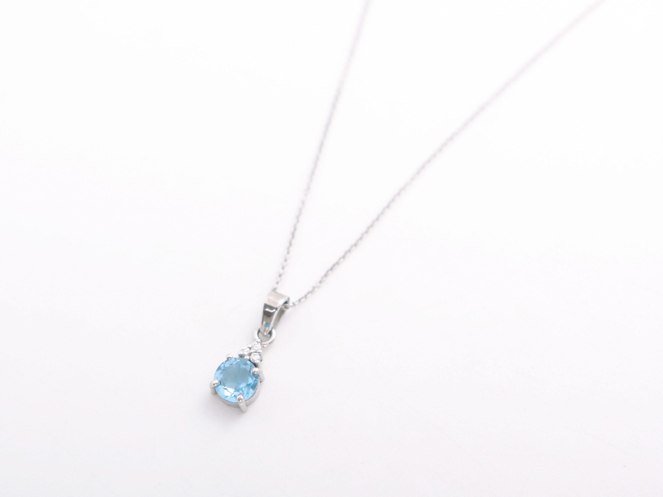 Collar con un topacio y diamantes
