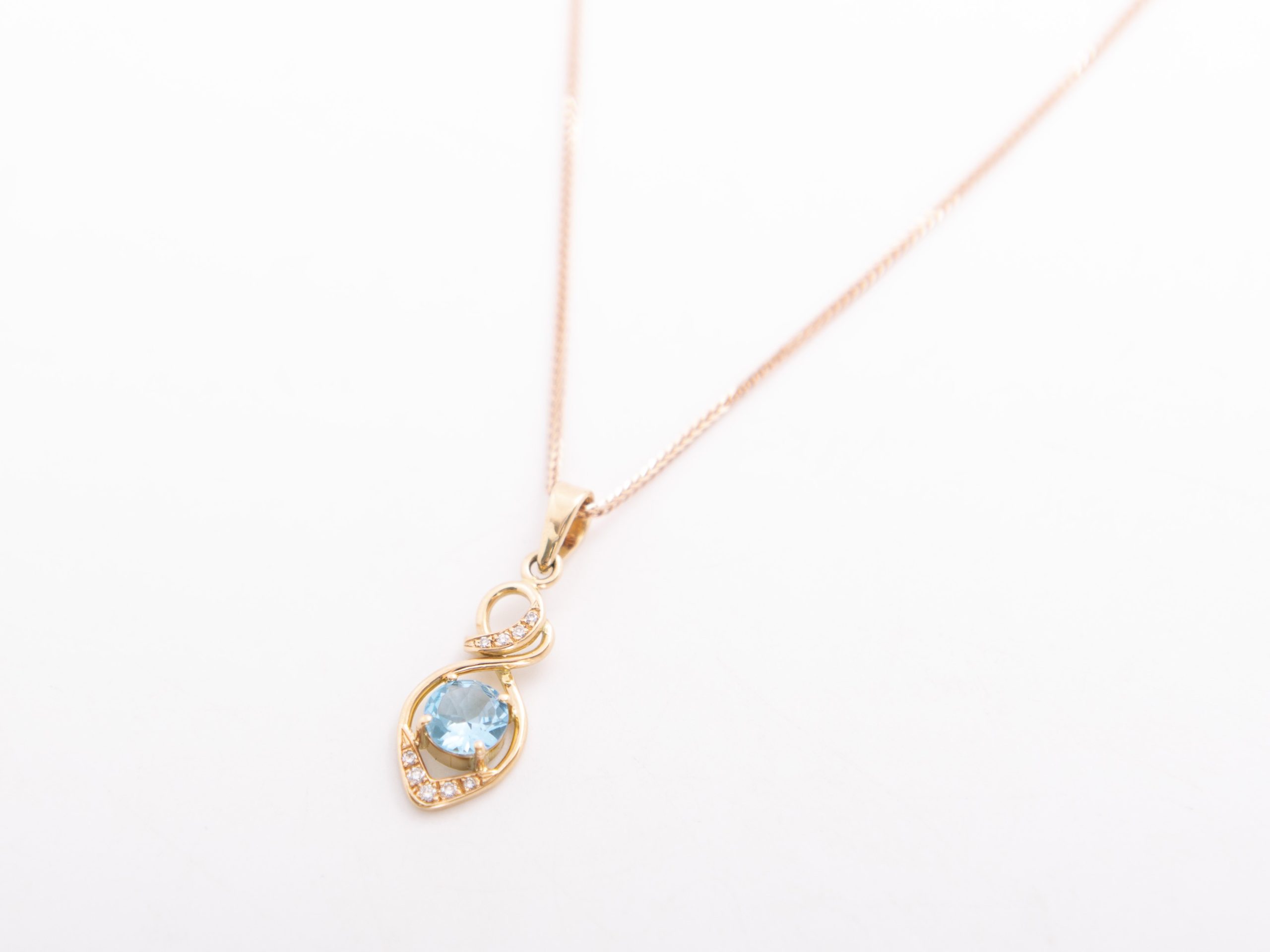 Collar con un topacio celeste