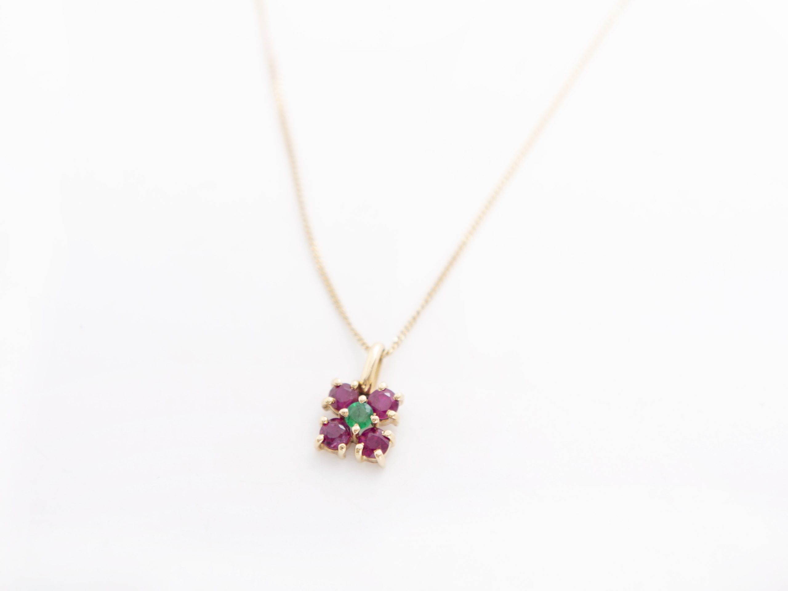 Collar con rubís y una esmeralda