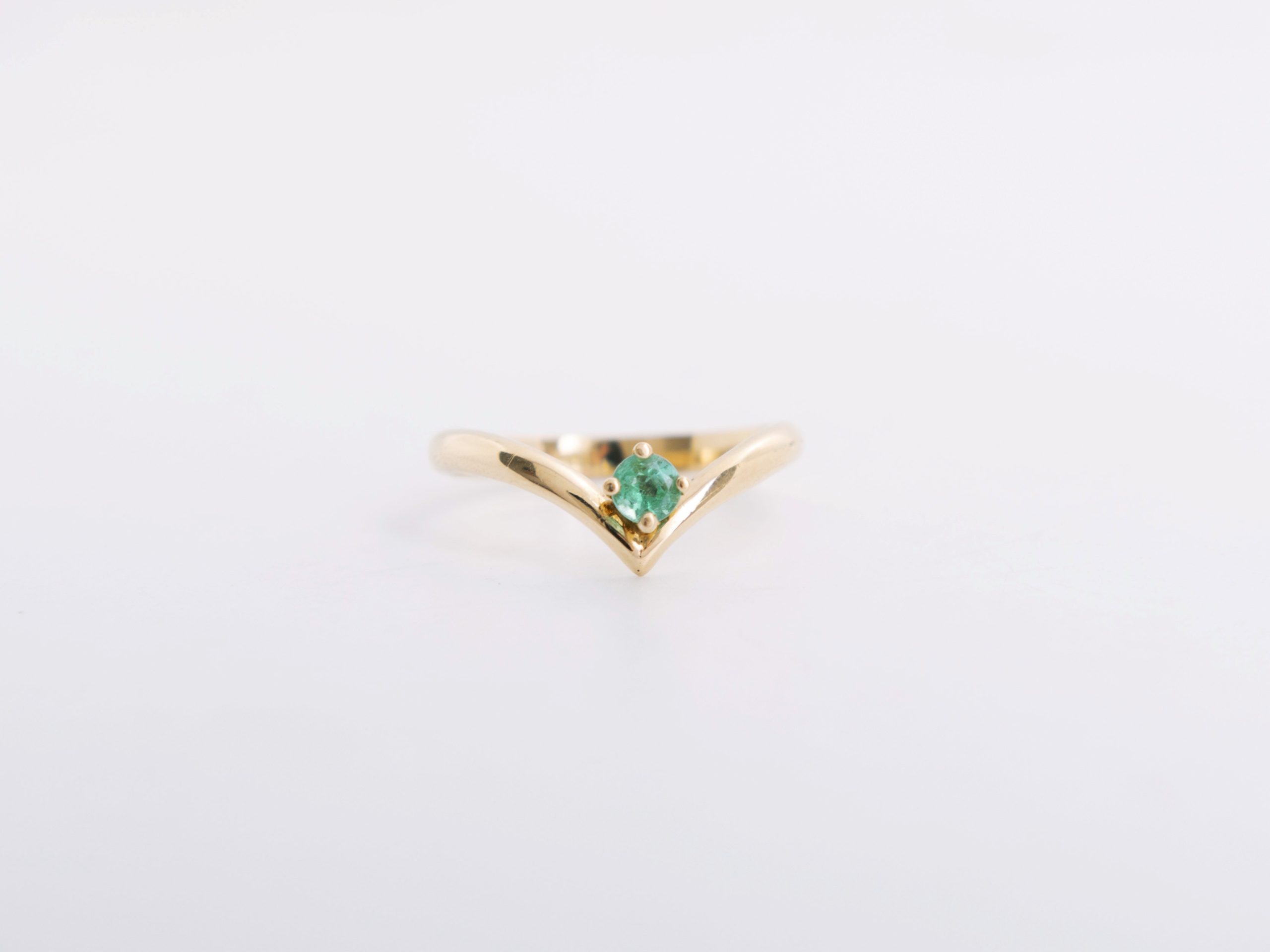 Anillo con una esmeralda en oro amarillo