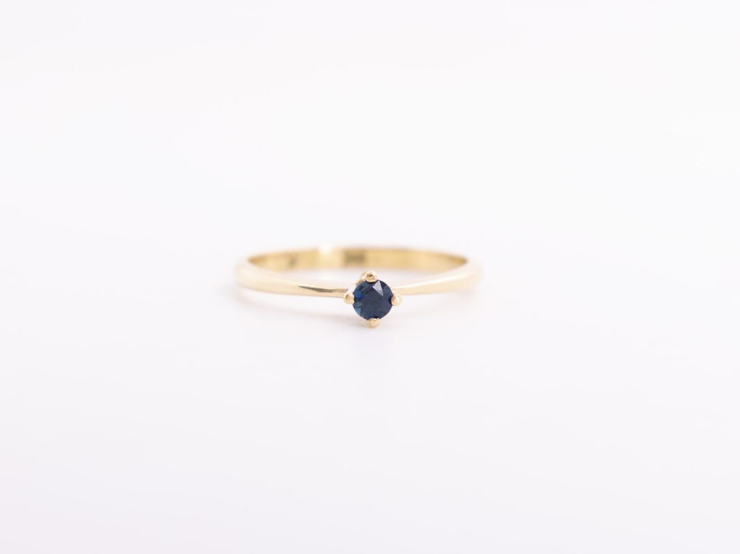 Anillo con un zafiro en oro amarillo