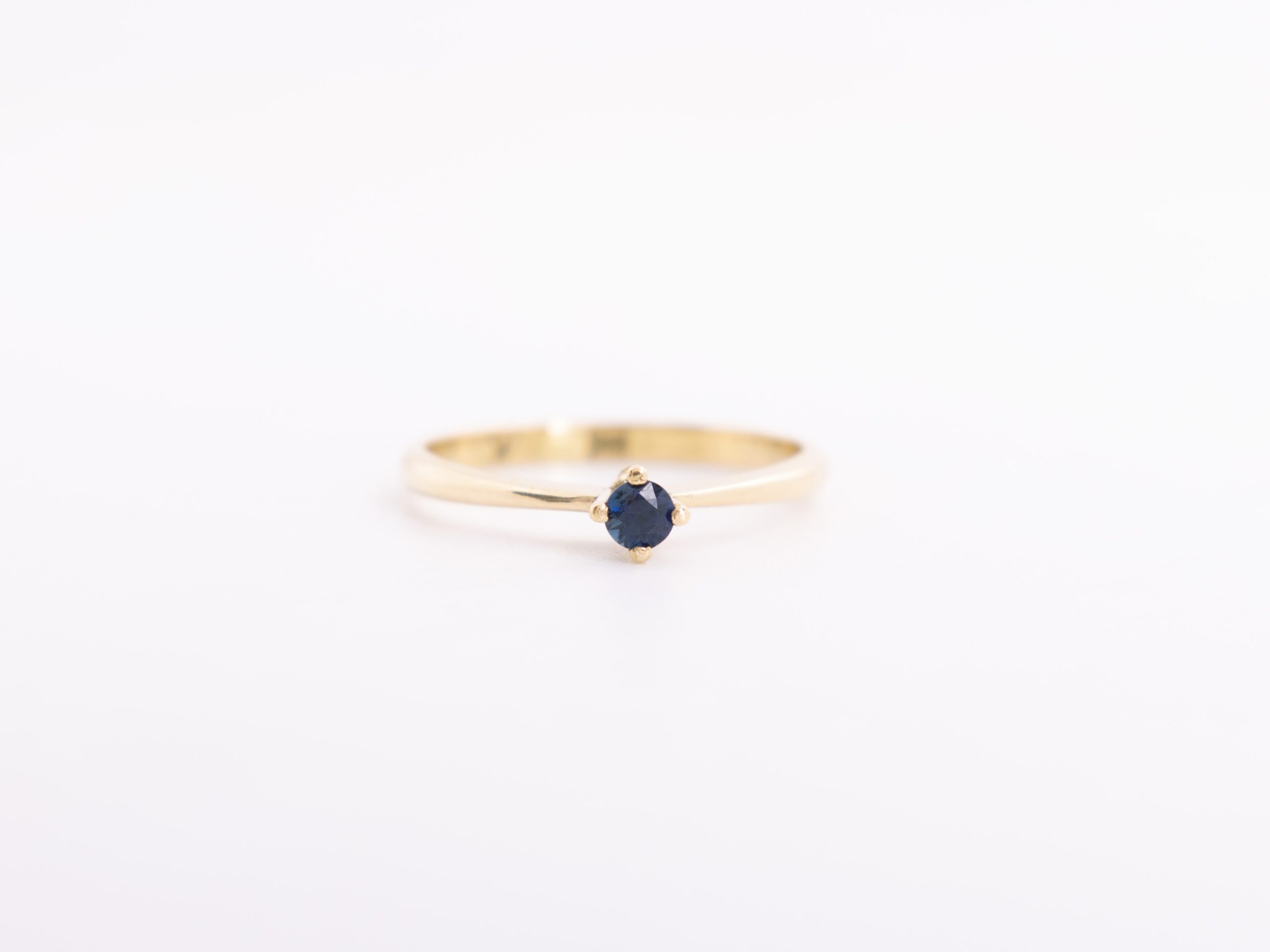 Anillo con un zafiro en oro amarillo