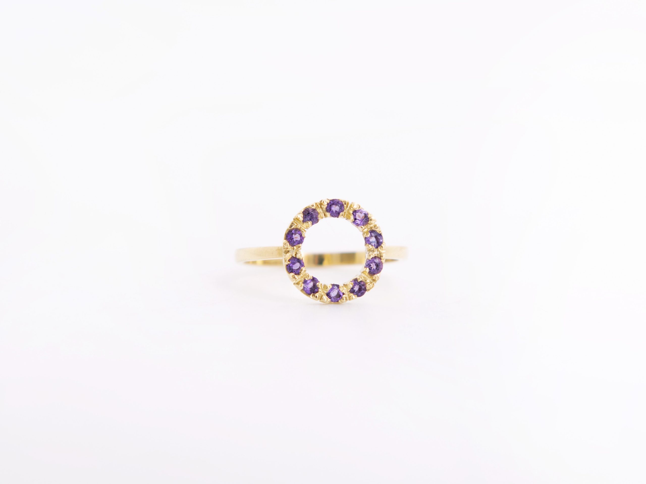 Anillo círculo con amatistas